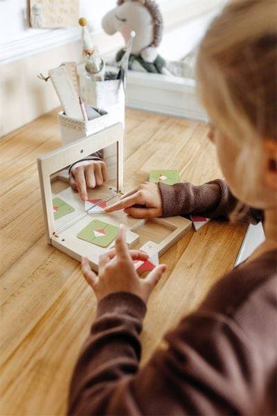 Small foot 12463 - Symmetriespiel mit Spiegel Educate, Legespiel, Holzbox