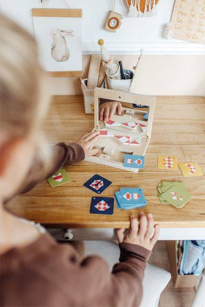 Small foot 12463 - Symmetriespiel mit Spiegel Educate, Legespiel, Holzbox
