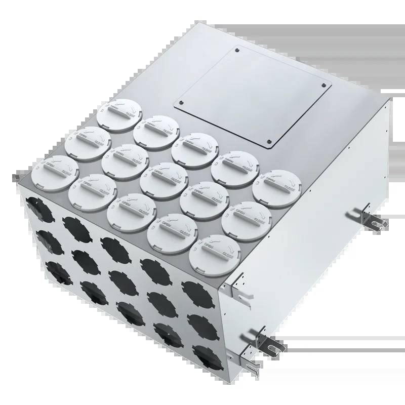 Weißes industrielles Elektrogehäuse mit mehreren kreisförmigen Steckerverbindungen oben und mehreren Anschlussöffnungen an der Seite, abgebildet vor schwarzem Hintergrund.