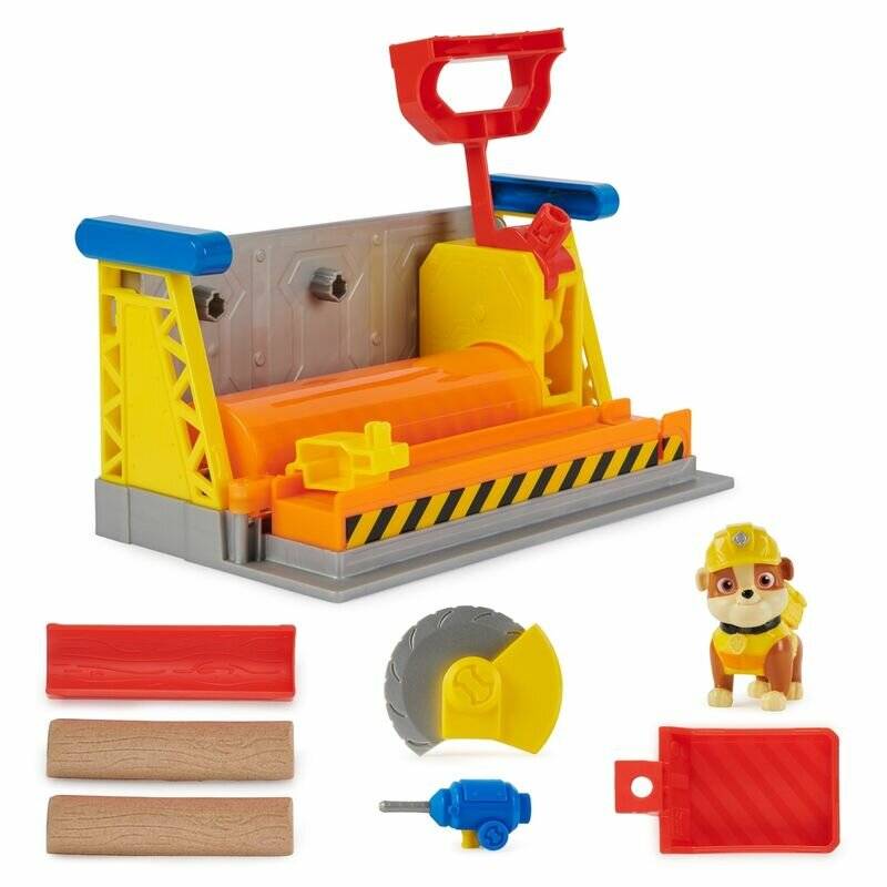 Spielzeug-Konstruktionsspielset mit orange rollendem Trommelfass, rotem Griff und enthaltenen Zubehörteilen: zwei Holzblöcke, eine Sägeblatt, blaues Werkzeug, rotes Panel und kleine Konstruktionshundefigur.