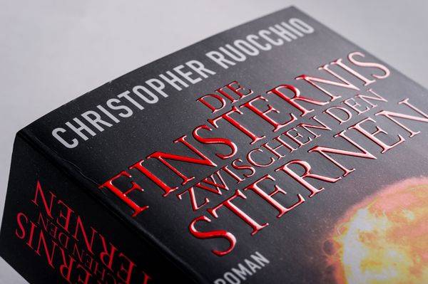 Die Finsternis zwischen den Sternen