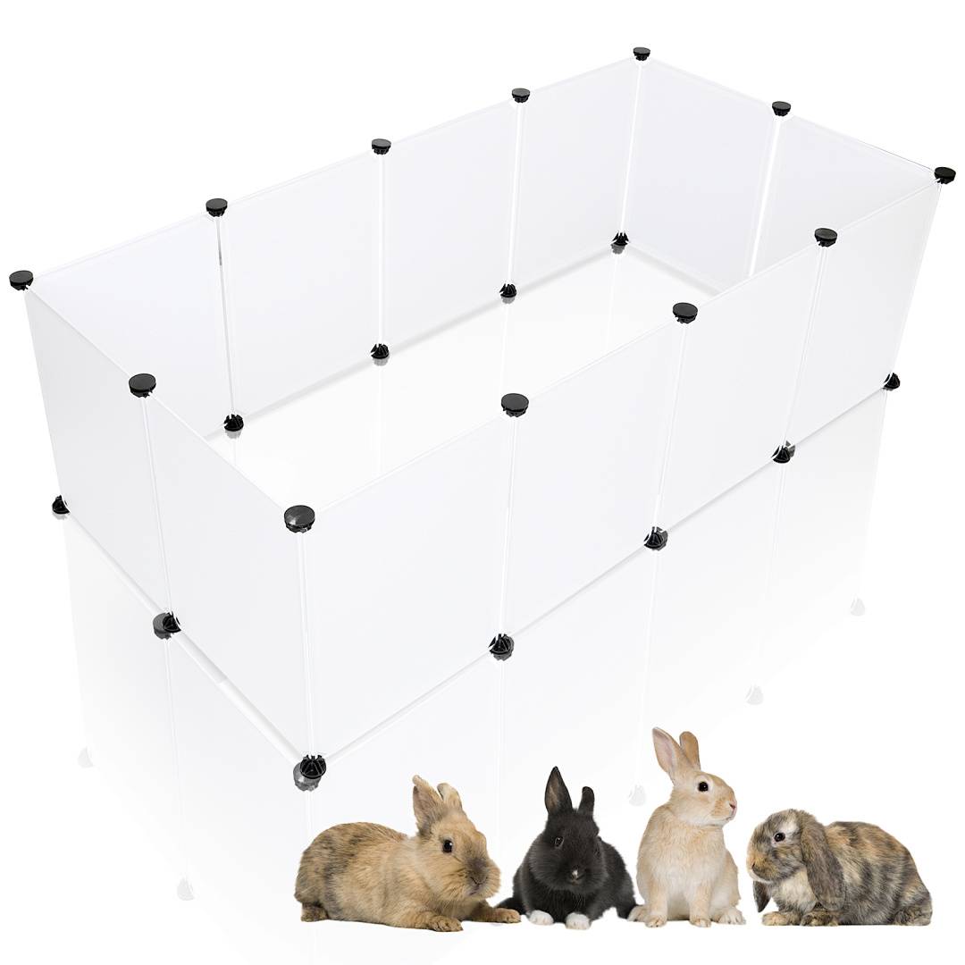 Vier Kaninchen vor einem klaren modularen Tiergatter mit schwarzen Eckverbindern, dargestellt als Kleintierhaltungsanlage.
