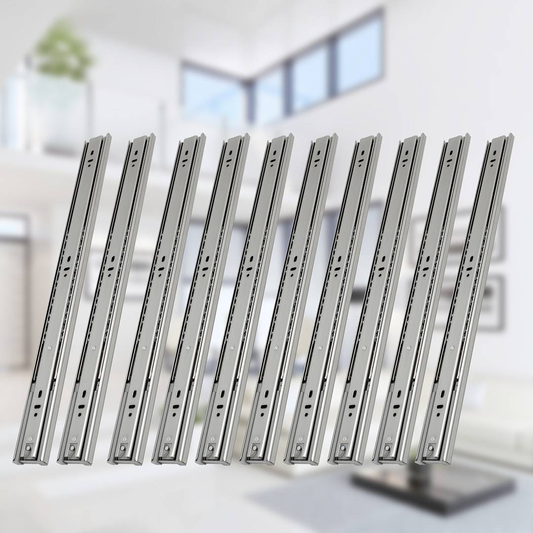 Zehn Metallschubladenschienen werden diagonal vor einem unscharfen büroähnlichen Raum dargestellt.