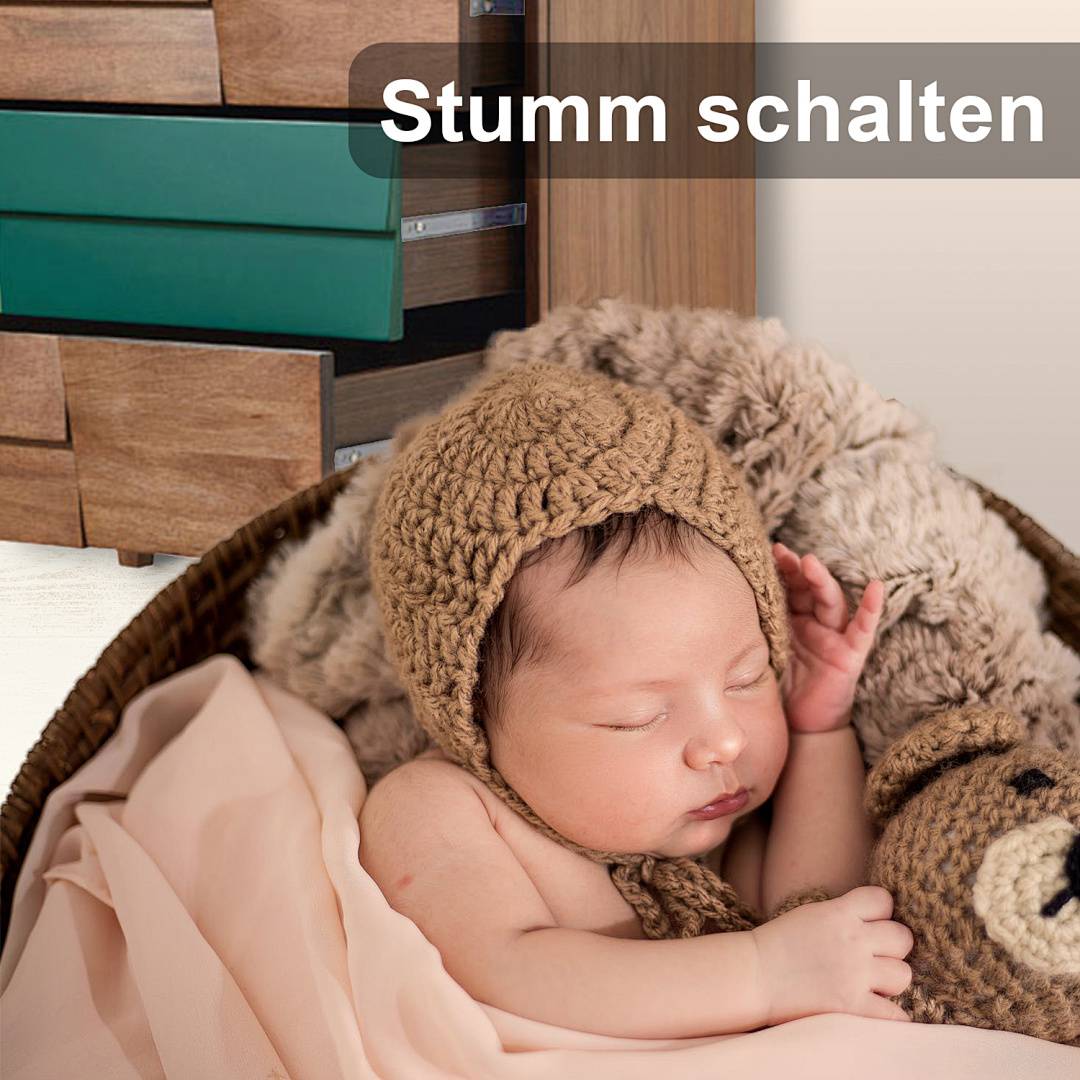 Ein schlafendes Neugeborenes in einer gestrickten beigen Mütze, kuschelig neben einer Teddybär-Decke, mit dem Text „Stumm schalten" oben.