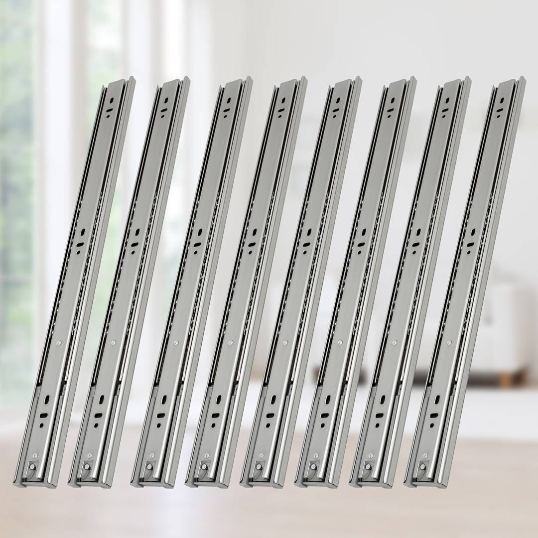Acht Metallschubladenschienen oder Führungsschienen diagonal nebeneinander auf hellem Hintergrund angezeigt.