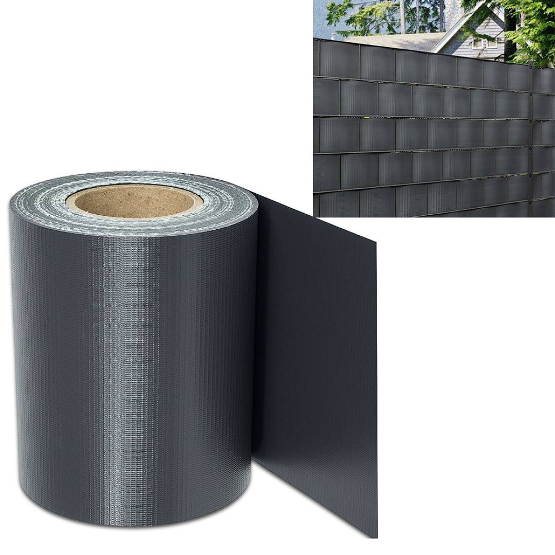 Rolle aus dunkelgrauem Sichtschutzgeflecht teilweise abgerollt, mit einem eingefügten Foto des Materials, das auf einem Zaun im Freien angebracht ist.