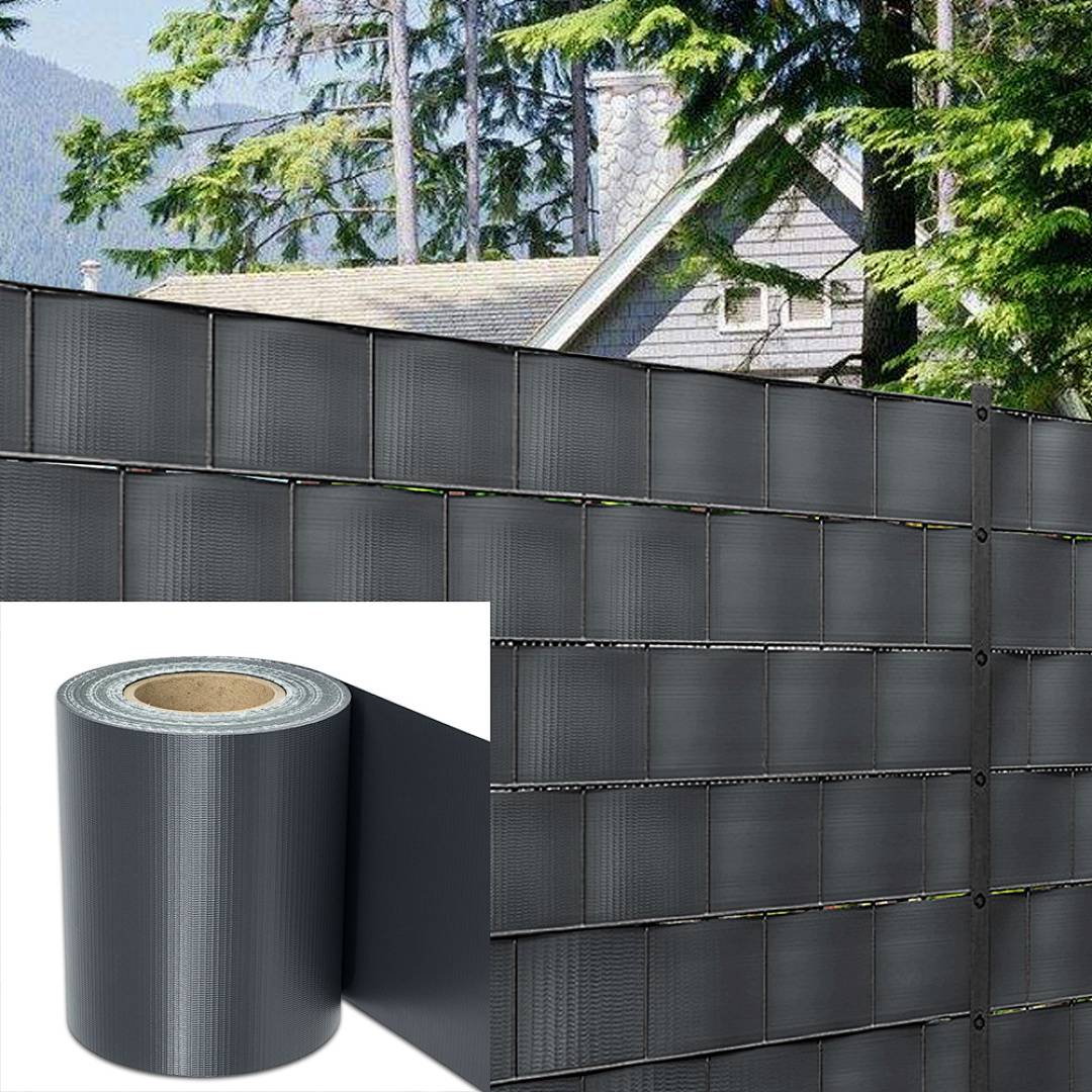 Dunkelgraue Sichtschutzpanels für Zäune, die entlang eines Wohngrundstücks installiert sind, mit einer Produktansicht einer Rolle aus passendem Zaunabschirmmaterial.