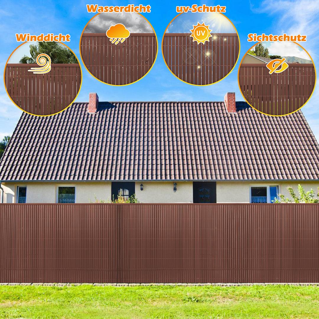 Haus hinter einem braunen Sichtschutzzaun mit vier Erklärungen, die Zaunvorteile zeigen: windabweisend, wasserdicht, UV-Schutz und Privatsphäre.