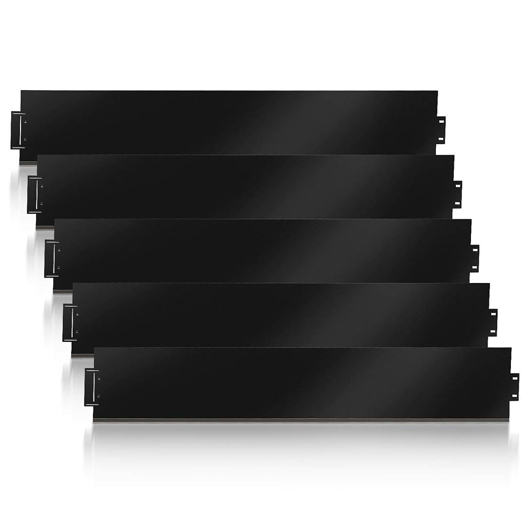 Fünf übereinander gestapelte schwarze rechteckige Paneele oder Balken auf weißem Hintergrund, die in einem leichten diagonalen Kaskadeneffekt angeordnet sind.