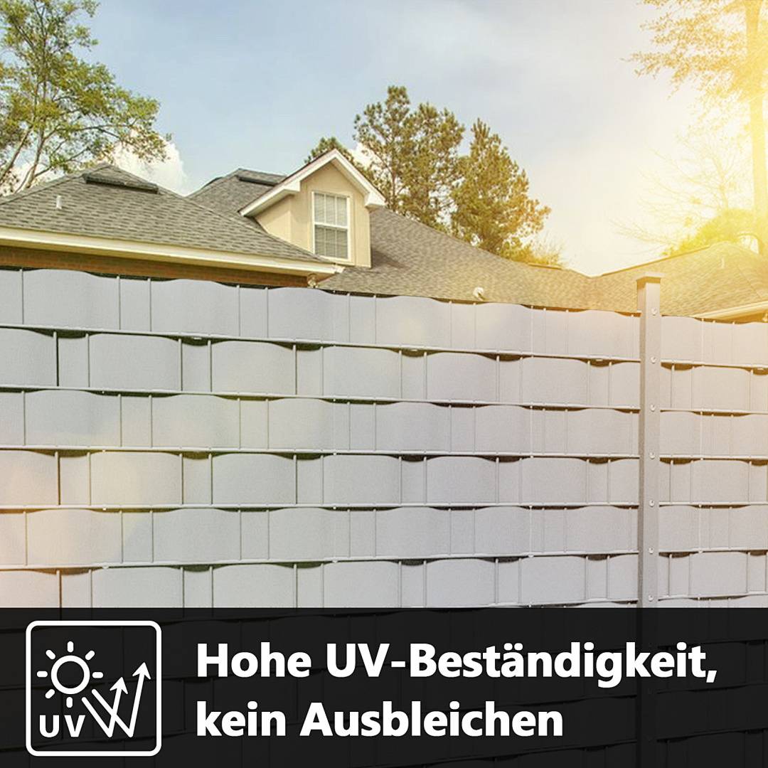 Weiße Sichtschutzzaunelemente mit einem Pfosten in einem Garten, überlagert mit dem deutschen Text „Hohe UV-Beständigkeit, kein Ausbleichen" und einem UV-Symbol.