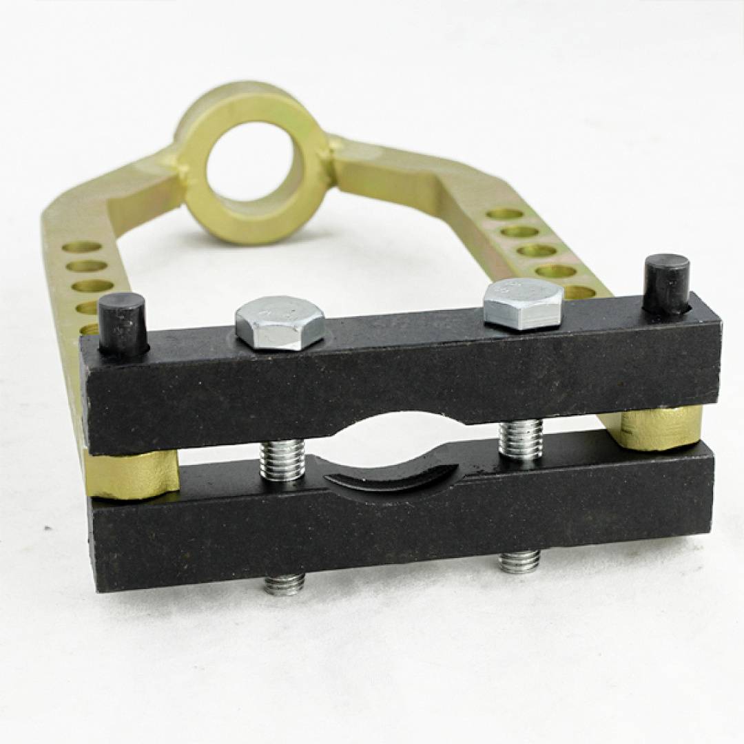 Eine metallische mechanische Klemme oder ein Werkzeug mit schwarzen Backen, Bolzen und einem gelben Scharniergriff auf weißem Hintergrund.