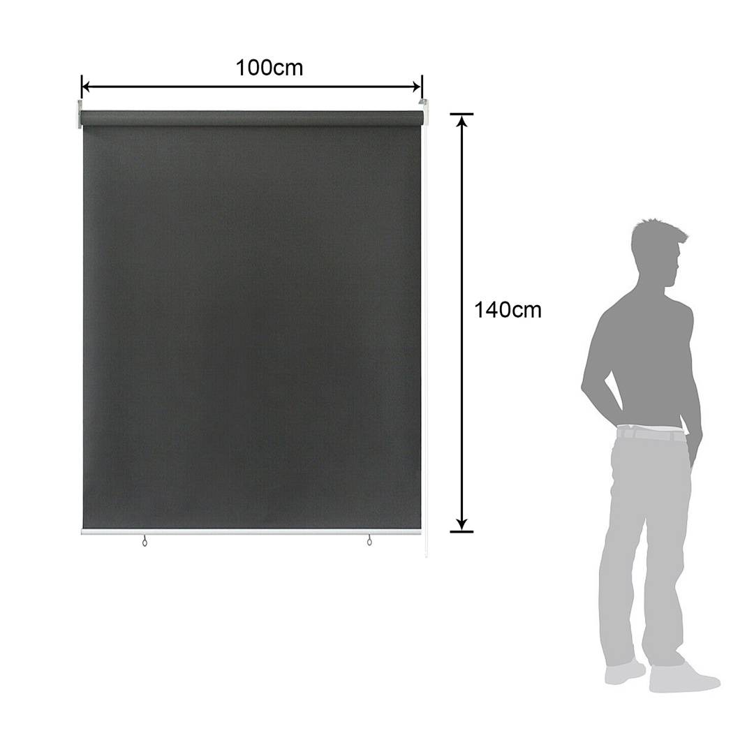 Schwarze Rollorollo mit den Abmessungen 100 cm breit und 140 cm hoch, daneben eine Personensilhouette als Größenvergleich.