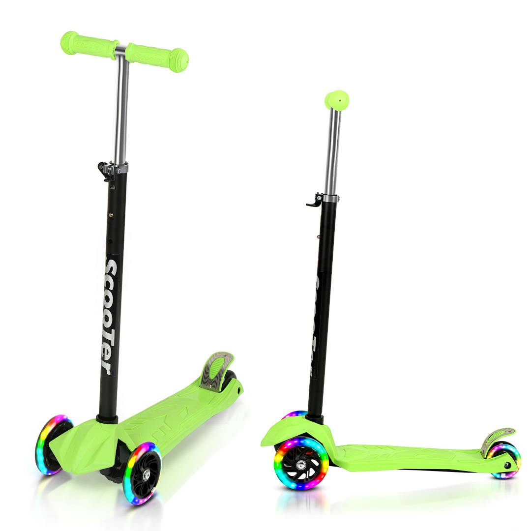 Grüner und schwarzer Kinder-Roller mit Neonrädern von vorne und von der Seite auf weißem Hintergrund gezeigt.