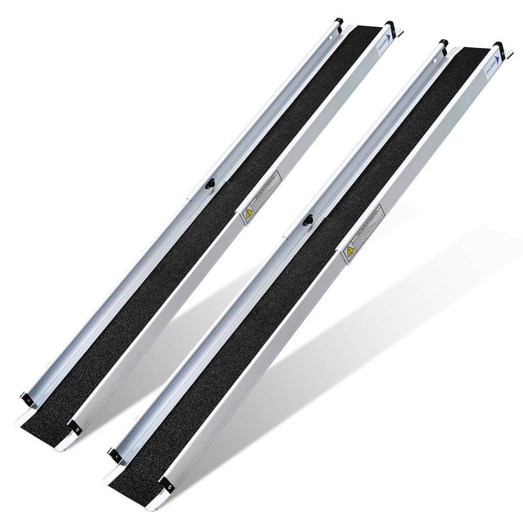 Zwei Aluminiumrampen für Rollstühle mit schwarzen rutschfesten Oberflächen, nebeneinander auf weißem Hintergrund dargestellt.