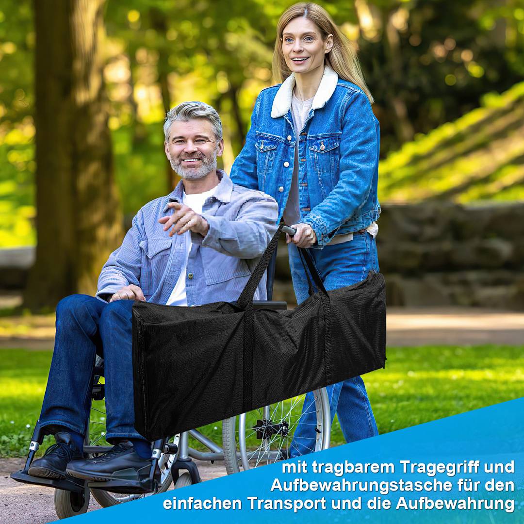 Mann im Rollstuhl und Frau im Freien in einem Park mit einer faltbaren Tragetasche am Rollstuhl befestigt; deutscher Text bewirbt einfachen Transport und Lagerung.