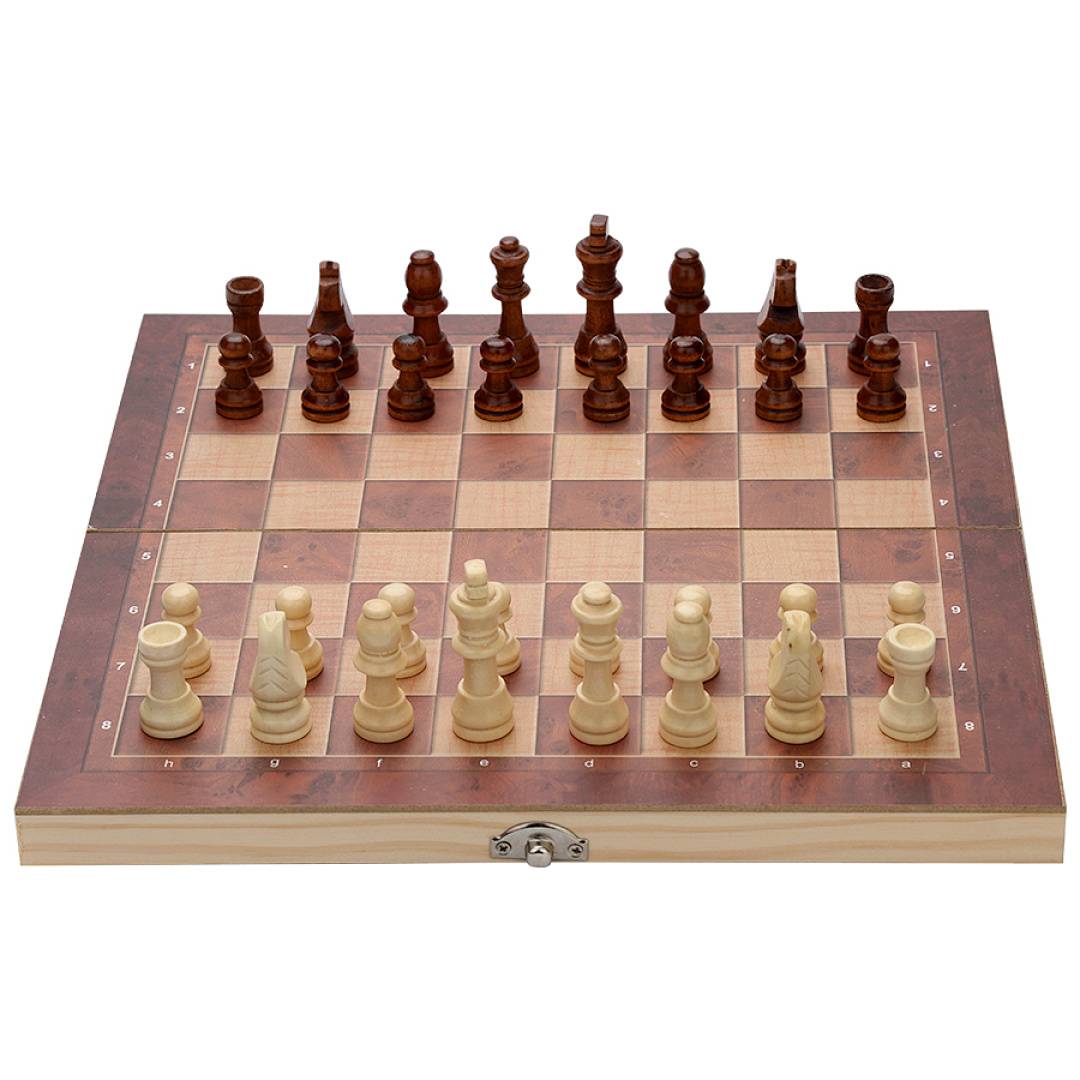 Ein offenes Holzschachbrett mit allen Figuren für ein Spiel aufgestellt, weiße Figuren dem Betrachter am nächsten und dunkle Figuren auf der anderen Seite des Bretts.