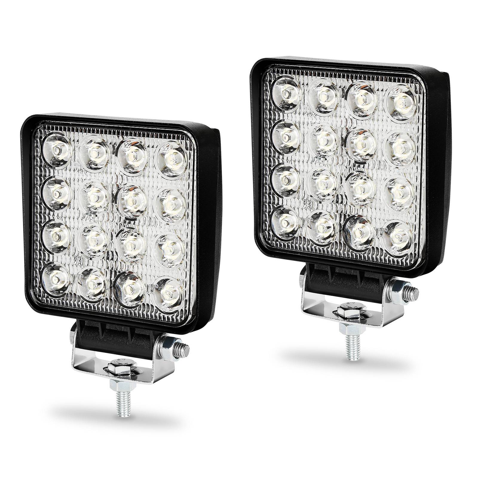 Paar quadratischer LED-Arbeitsleuchten mit schwarzen Gehäusen und verstellbaren Befestigungskonsolen auf weißem Hintergrund.