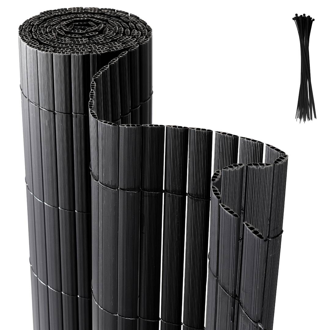 Aufgerollte schwarze Kunststoff-Gartenabgrenzung mit einem Musterbündel von Befestigungsstücken oben rechts dargestellt.