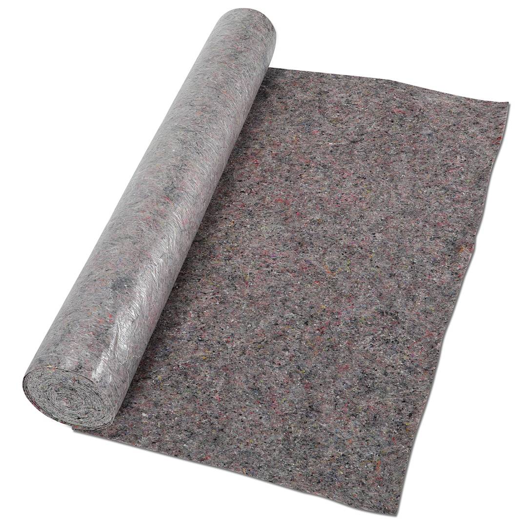 Aufgerolltes graues Filzblatt oder Matte, das auf weißem Untergrund teilweise aufgerollt ist.