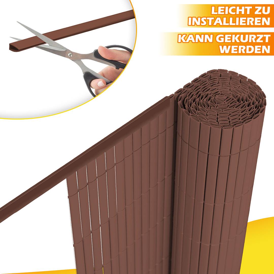 Brauner ausrollbarer Sichtschutzpaneel wird mit einer Schere geschnitten; der Text besagt „LEICHT ZU INSTALLIEREN" und „KANN GEKÜRZT WERDEN"", was einfache Installation und Kürzbarkeit anzeigt.