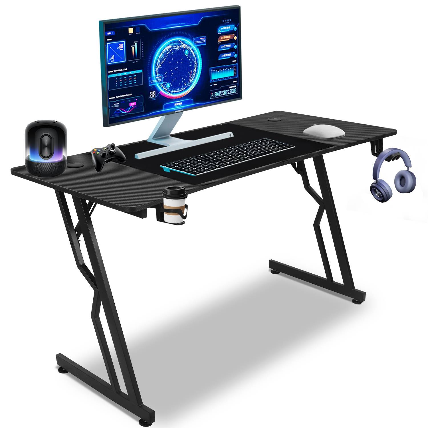 Schwarzer Stehschreibtisch mit Monitor, Tastatur, Maus, Gaming-Headset, Controller, Lautsprecher und Getränkehalter auf weißem Hintergrund.