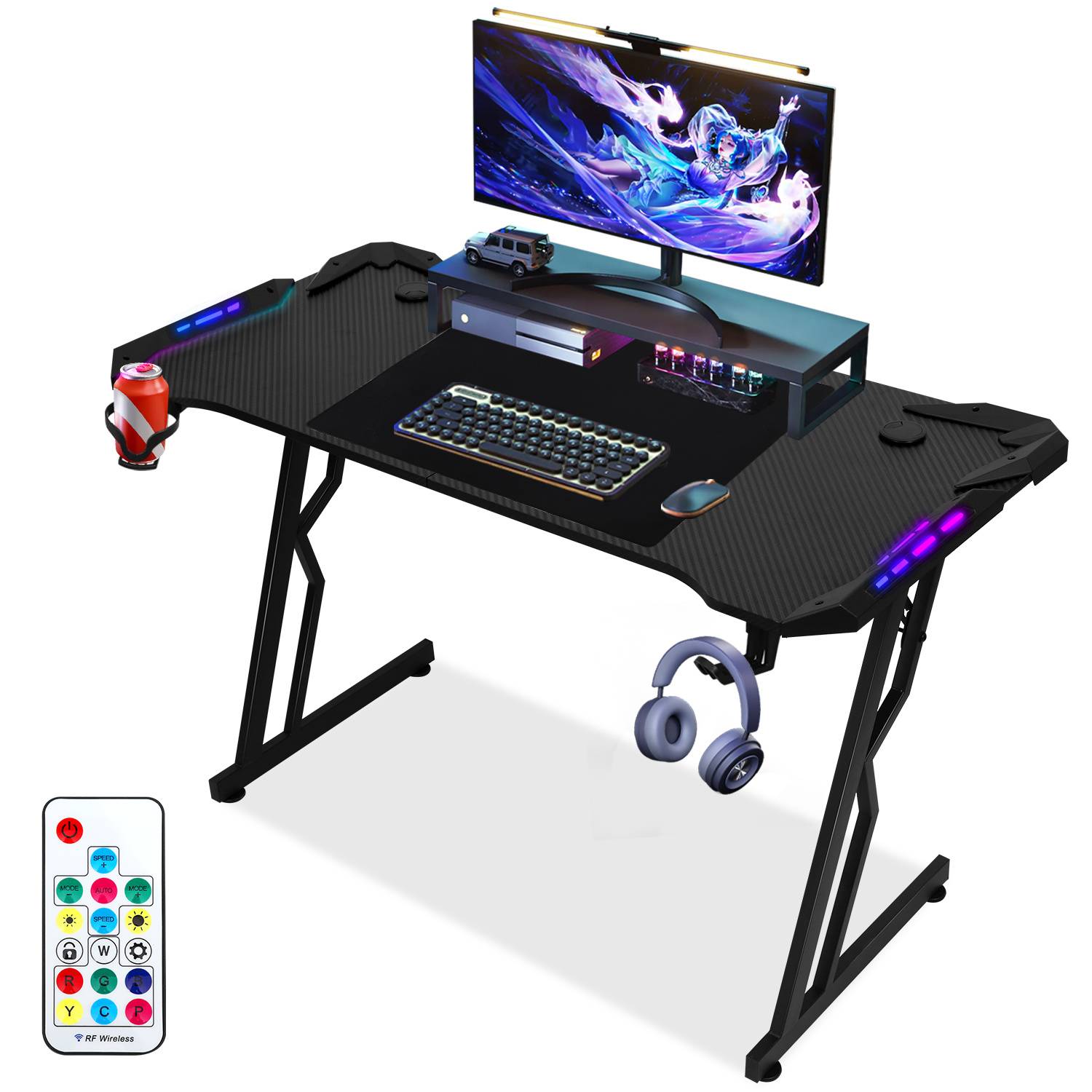 Gaming-Schreibtisch-Setup mit Monitor, Tastatur, Maus, Lautsprechern, Headset, Becherhalter und Fernbedienung, mit RGB-Beleuchtung und Kohlefaser-Design-Oberfläche.