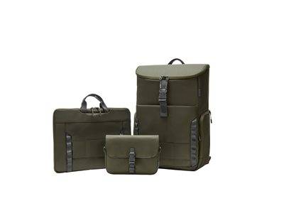 Ein Set aus drei olivgrünen Reisetaschen: ein großer Rucksack, eine mittelgroße Laptoptasche und eine kleine Tasche, alle mit schwarzen Riemenakzenten.