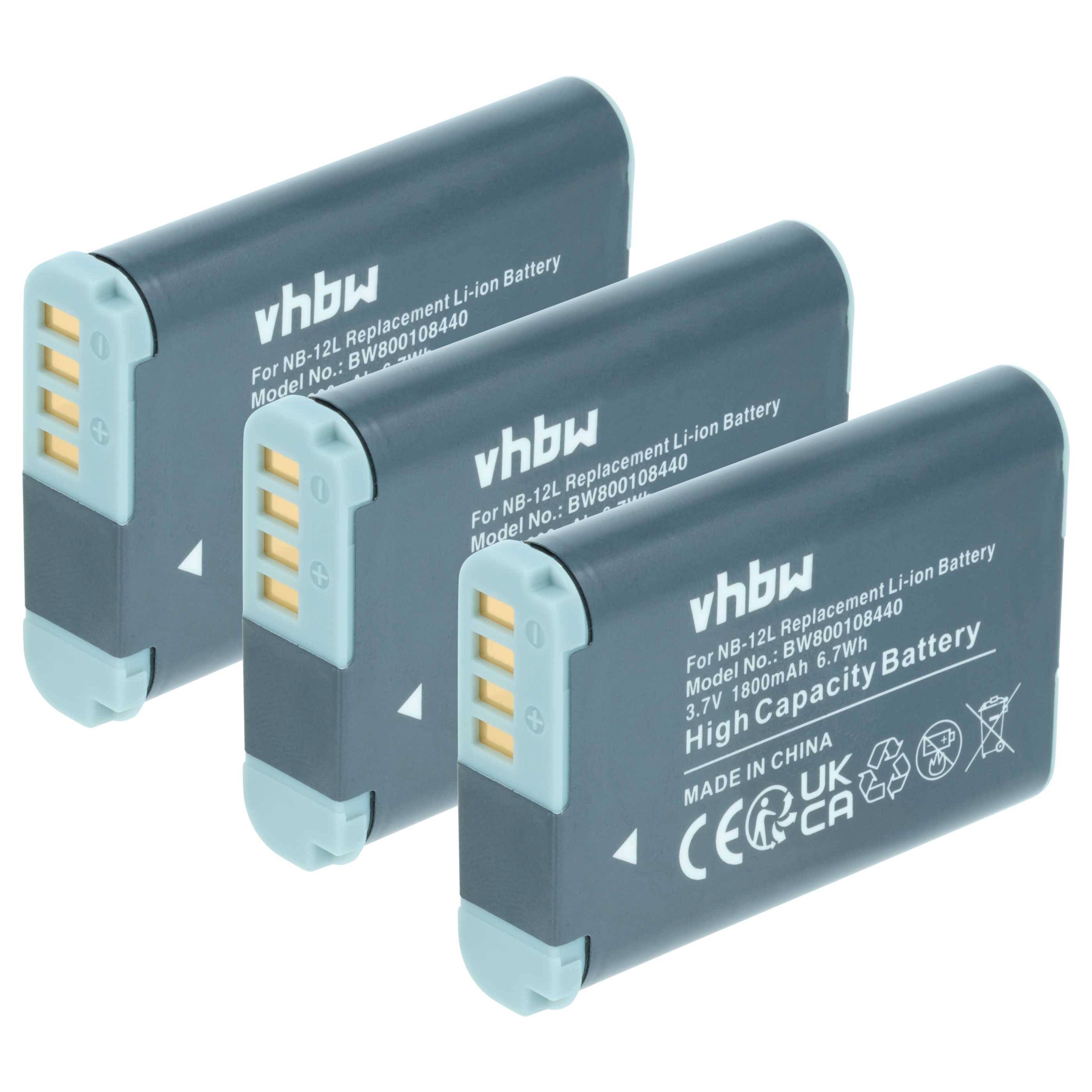 Drei graue Lithium-Ionen-Batterien, mit den Bezeichnungen 'vhbw' und 'High Capacity Battery', nebeneinander angeordnet und mit Anschlussenden sichtbar.