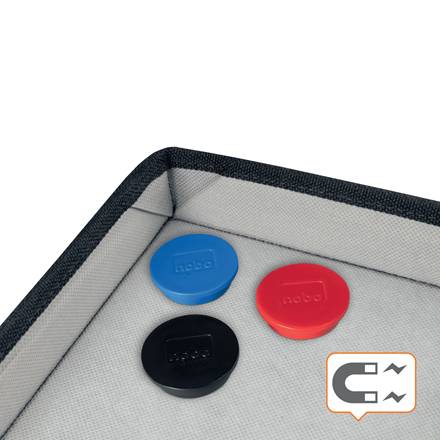 Nahaufnahme einer Ecke eines grauen Lagerbehälters mit drei runden Deckeln oder Kappen in Blau, Rot und Schwarz, mit einem kleinen Magneticon unten rechts.