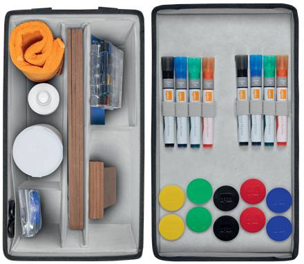 Offener Schaumstoffkoffer mit organisierten Kunstmaterialien: Pinsel, Marker, Farbdosen und kleine Werkzeuge in zwei Fächern angeordnet.