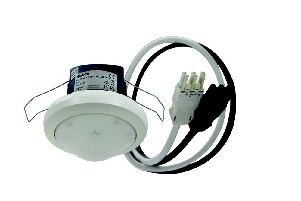 Deckenmontierter Bewegungssensor mit weißem Gehäuse, Verdrahtung und einem Drei-Pin-Stecker. Geeignet für Innenbeleuchtungsautomatisierung.