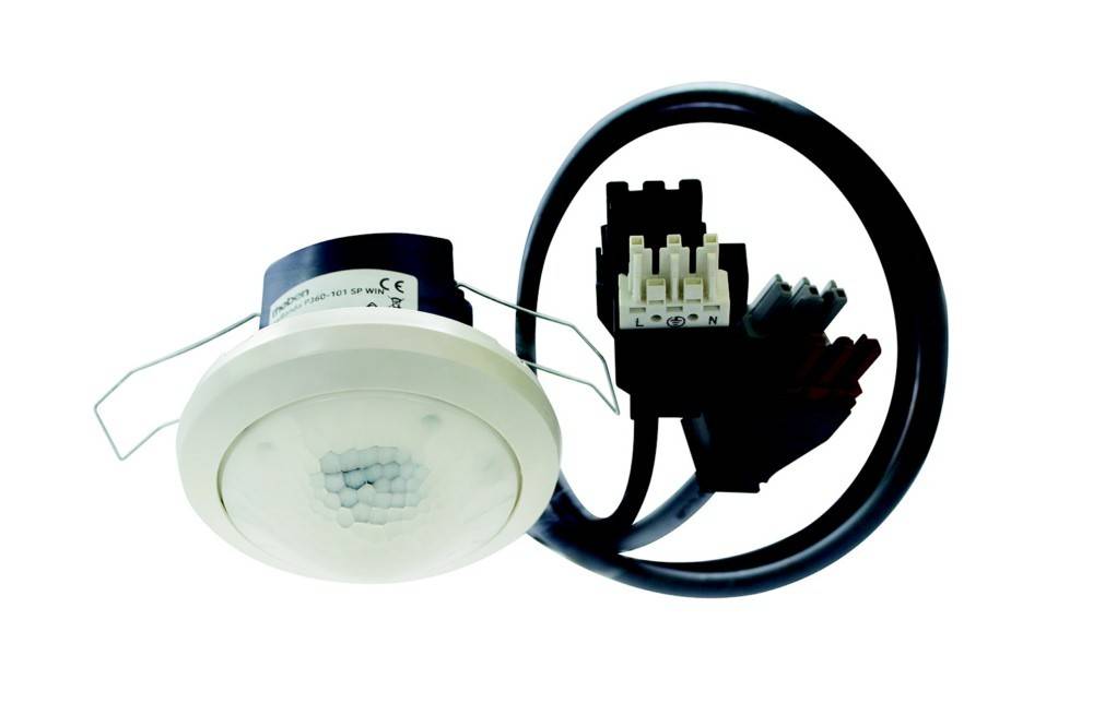 Weiße, eingelassene Deckenleuchte mit Bewegungssensor und schwarzer Verkabelung, geeignet für den Innenbereich wie Büros oder Wohnungen.