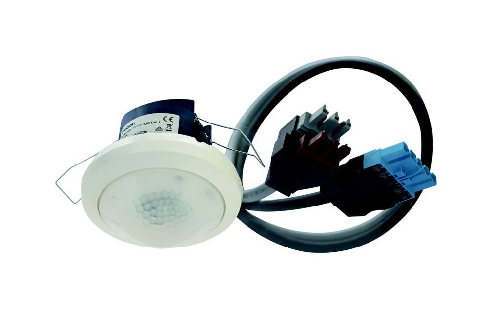 Ein runder Bewegungssensor mit weißem Gehäuse ist mit einem schwarzen Kabel und einem blauen Ethernet-Anschluss verbunden und wird zur Bewegungserkennung verwendet.