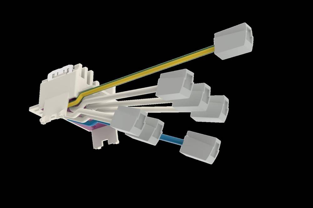 Ein Mehrfaser-Lichtwellenleiter-Stecker mit acht hervorstehenden Kabeln, die jeweils in einer Steckersspitze enden, vor einem schwarzen Hintergrund.