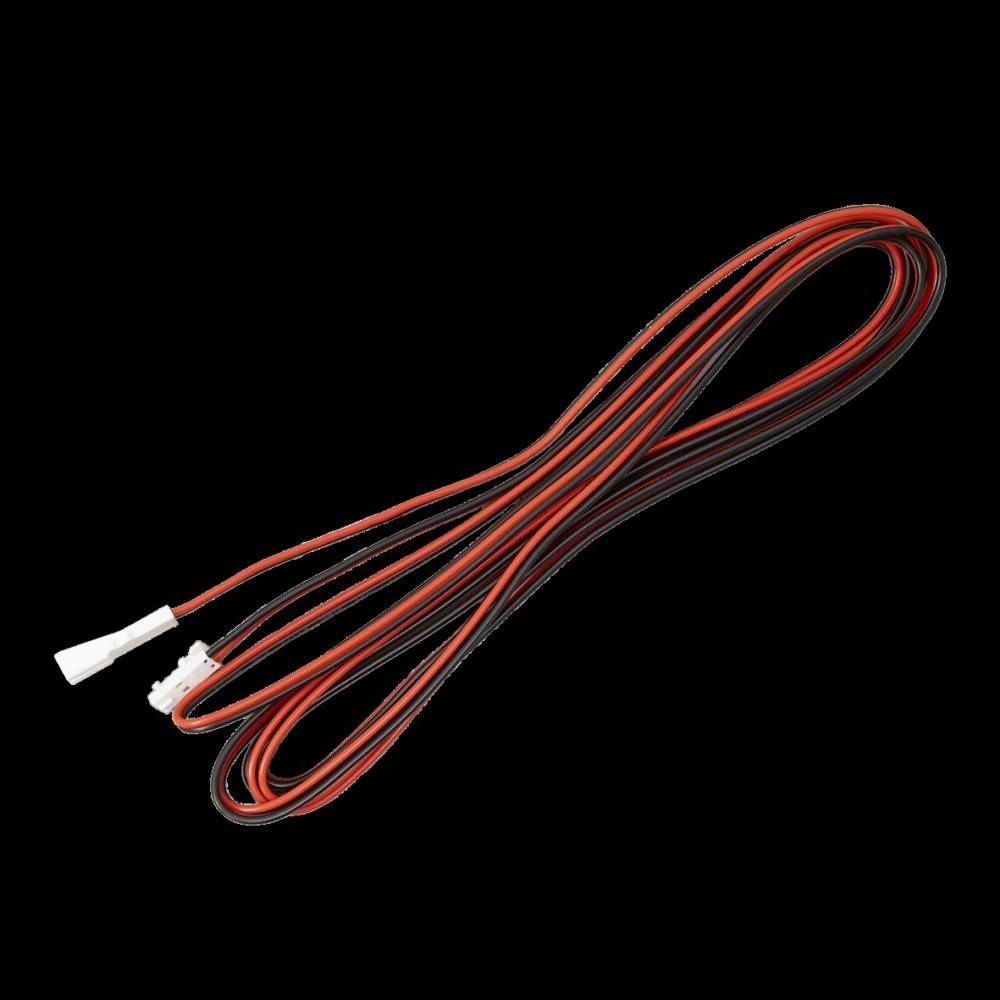 Ein langer rot-schwarzer Kabel mit weißen Steckern an beiden Enden, aufgewickelt vor einem schwarzen Hintergrund.