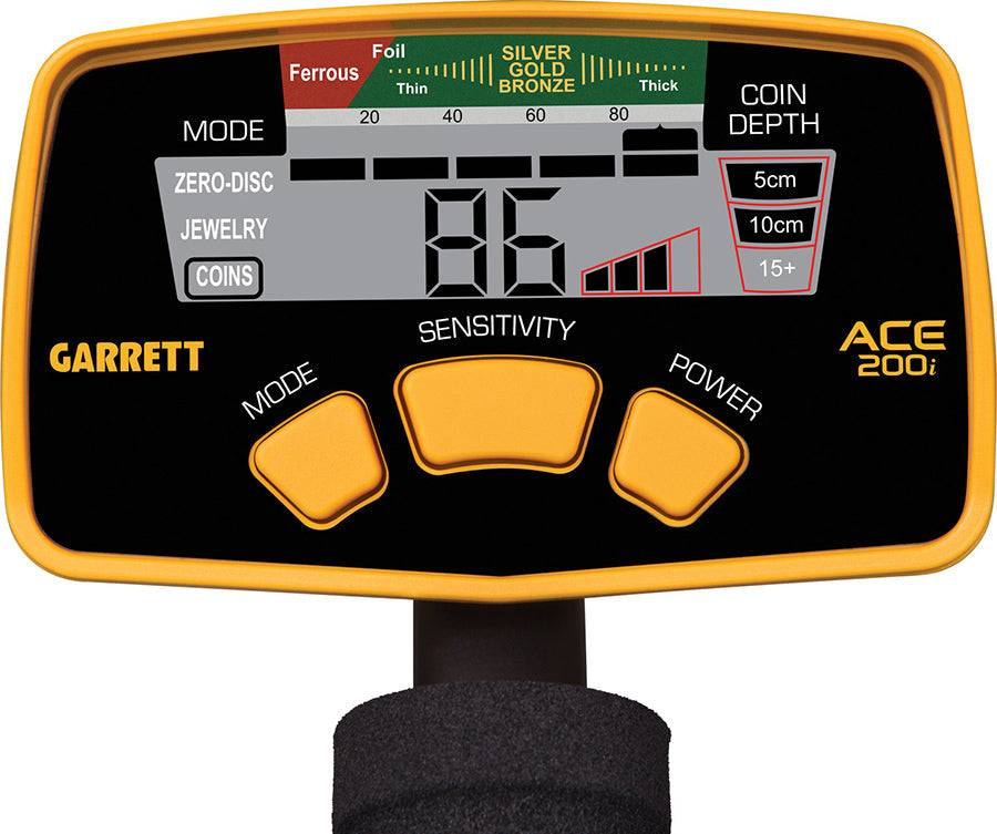 Garrett ACE 200i Metalldetektor-Bedienfeld mit Modus-, Empfindlichkeits- und Stromschaltern, digitales Display, Folien-zu-Silber-/Bronzezielfeldskala und Münztiefeindikatoren.