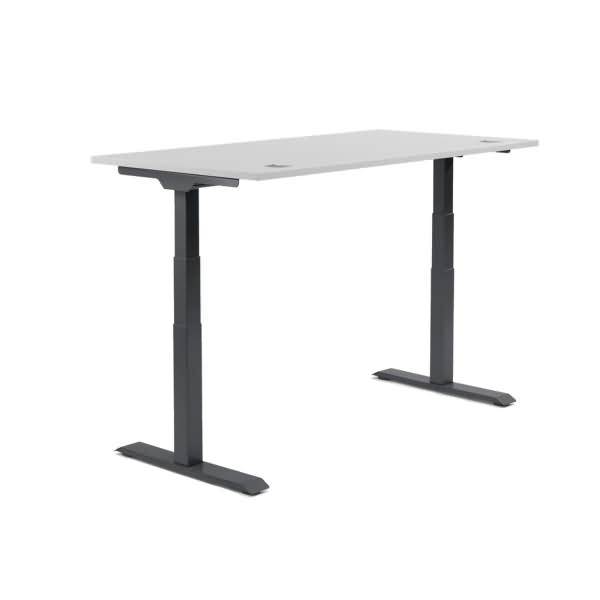 Höhenverstellbarer Schreibtisch mit einer hellgrauen rechteckigen Platte und schwarzen Metallbeinen auf weißem Hintergrund.