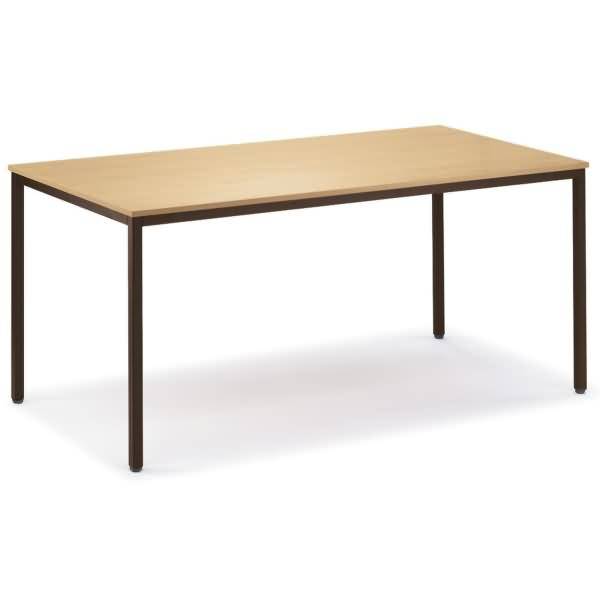 Rechteckiger Holztisch mit einer hellen Tischplatte und dunklen Metallbeinen auf weißem Hintergrund.