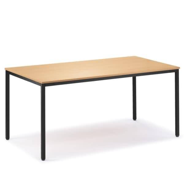 Rechteckiger Tisch mit Platte aus hellem Holz und schwarzen Metallbeinen auf weißem Hintergrund.