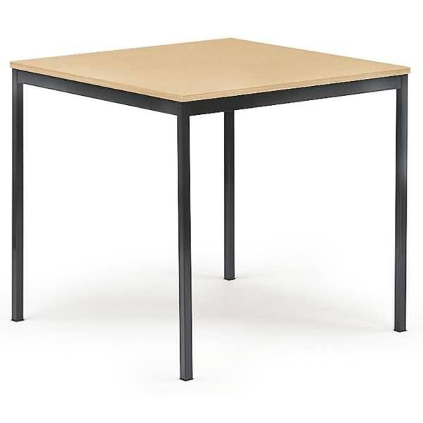 Quadratischer Tisch mit hellholzerner Tischplatte und schwarzen Metallbeinen auf weißem Hintergrund.