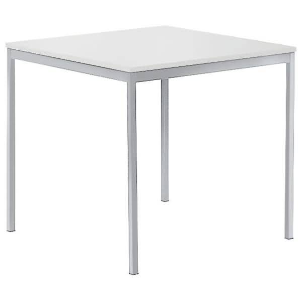Weißer quadratischer Tisch mit schlanken silbernen Metallbeinen auf weißem Hintergrund.