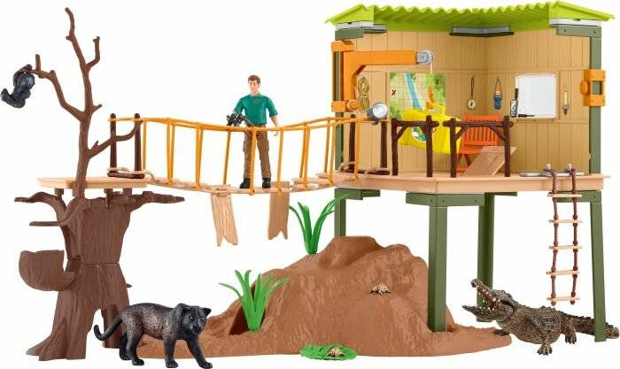 Spielzeug-Dschungel-Baumhaus mit Brücke, Leiter, Figuren und Tierspielzeugen, einschließlich eines Leoparden, Panthers und Krokodils rund um eine Baumhaus-Szene.