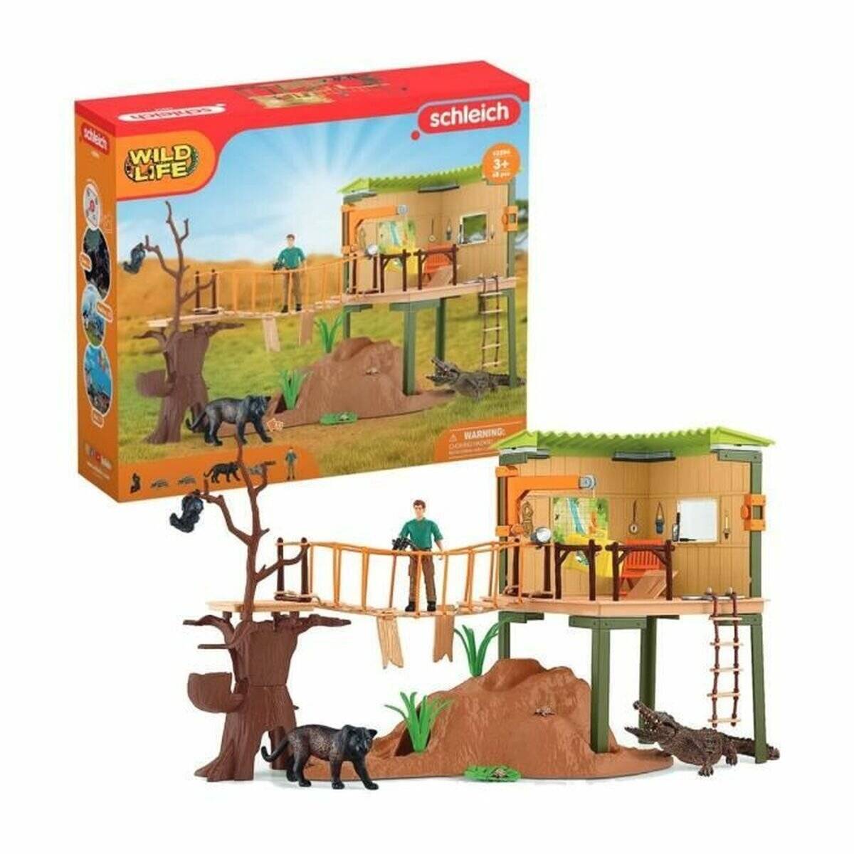 Ein Schleich Wild Life Spielset mit einem Baumhaus mit Brücke, Leiter, Figuren und Tieren, das zusammengebaut neben seiner Produktverpackung gezeigt wird.