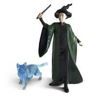Frau in einem Hexenkostüm, die einen Zauberstab hält, neben einer blauen Katzenfigur auf weißem Hintergrund stehend.