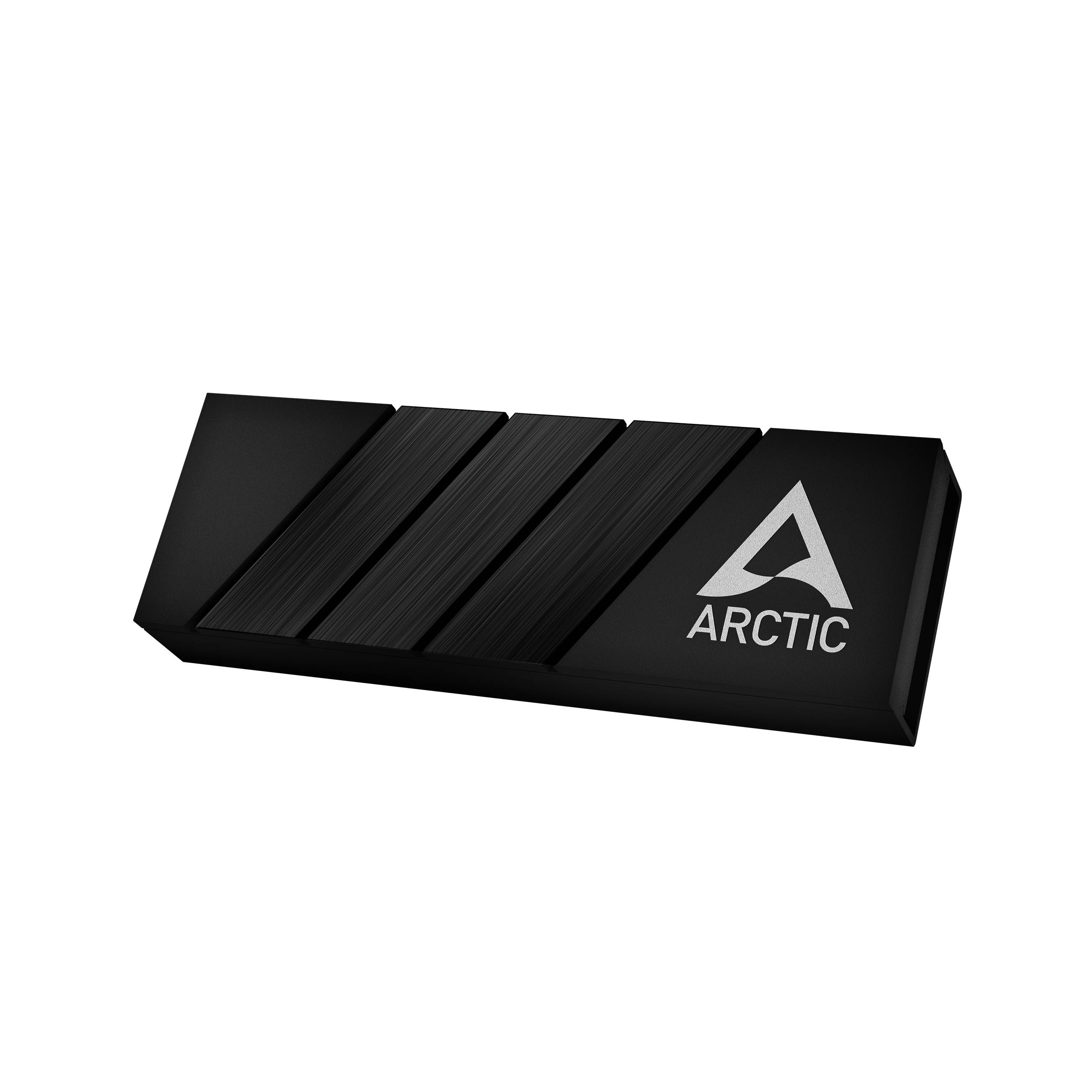 Ein schwarzes Objekt der Marke Arctic mit schrägen Rillen und dem Arctic-Logo, das einem Kühlkörper ähnelt und wahrscheinlich zum Kühlen elektronischer Komponenten verwendet wird.