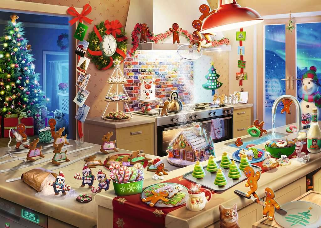 Eine festliche Weihnachtsküche mit einem geschmückten Baum, knisterndem Kamin und Arbeitsplatten, die mit Weihnachtsleckereien, Ornamenten und Spielfiguren bedeckt sind.