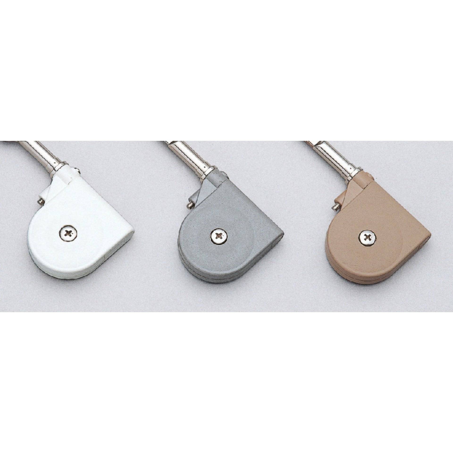 Drei Gitarren-Stimmwirbel in Weiß, Grau und Braun sind nebeneinander angeordnet und zeigen verschiedene Oberflächenbehandlungen.