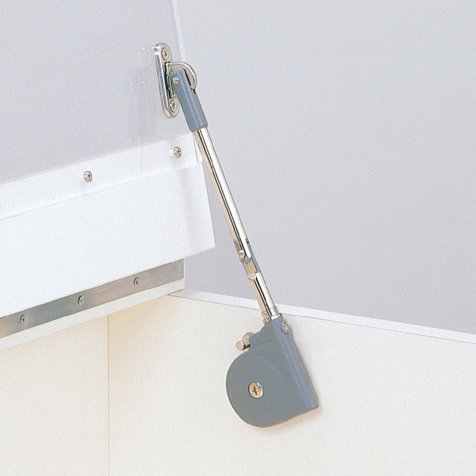 Ein Türschließer mit einem an der Wand montierten Arm, der an einer transparenten Tür befestigt ist.