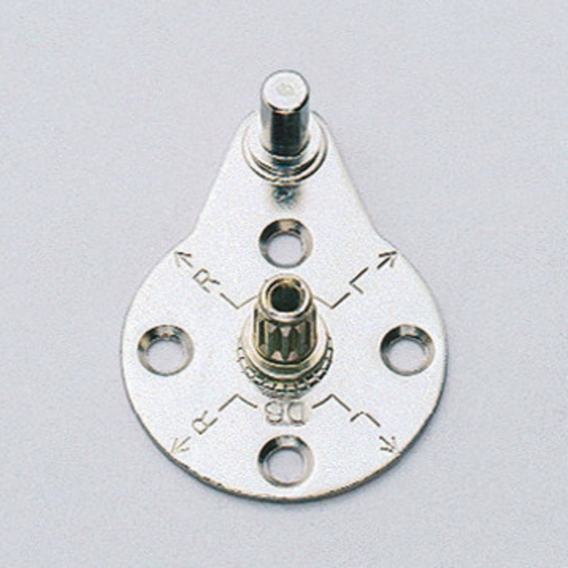 Ein Werkzeug zum Setzen von silbernen Metallösen mit Markierungen zur Positionierung und Ausrichtung von Komponenten, mit einem zentralen Loch und vier umliegenden Löchern.