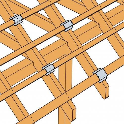 Holzfachwerk mit Metallverbindern, das sich kreuzende Balken in einer Dachkonstruktion zeigt.